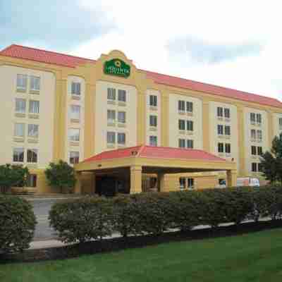 Courtyard Cleveland Airport North Hotel Exterior