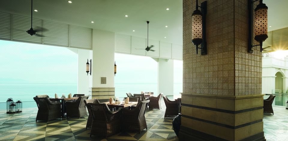 이스턴 & 오리엔탈 호텔의 웅장한 외관