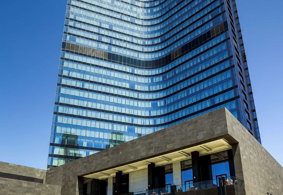 1. Hilton I..