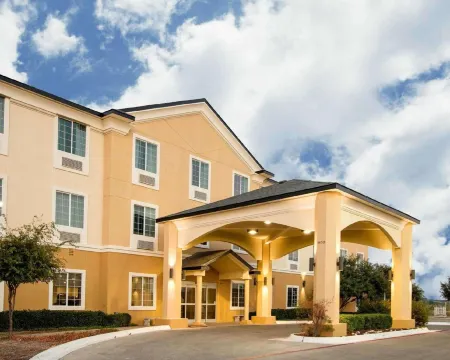 Comfort Suites San Angelo Near University Отели рядом с достопримечательностью «Интернешнел Уотерлили Коллекшен»