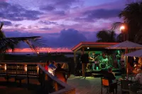 The Beachcomber Beach Resort Hotel - bar