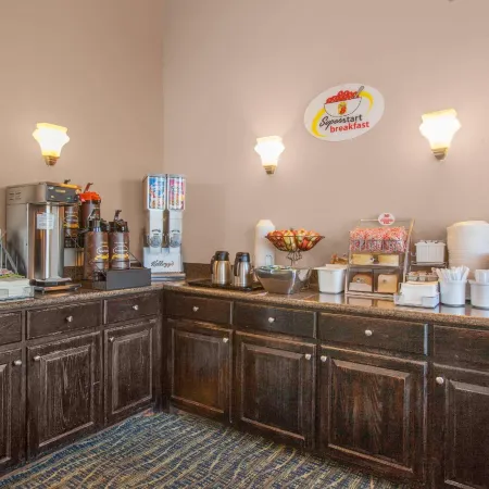 Super 8 by Wyndham Oklahoma City Отели рядом с достопримечательностью «Торговый центр "Кроссроудз"»