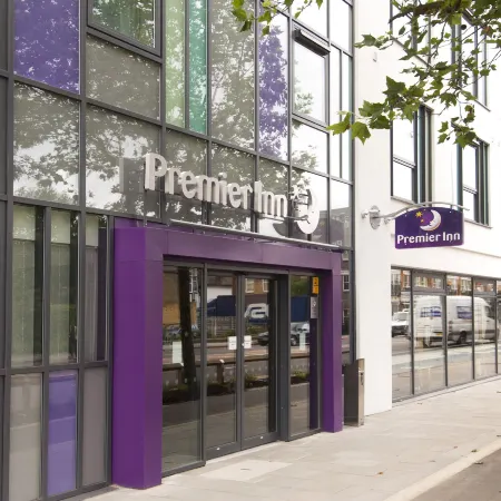 Premier Inn London Richmond Отели рядом с достопримечательностью «Стадион «Гриффин Парк»»