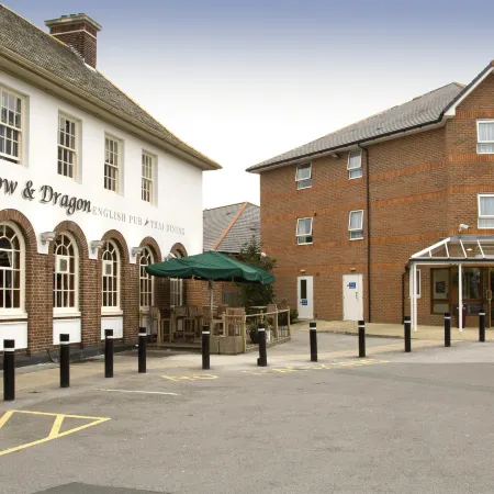 Premier Inn Leeds East Отели рядом с достопримечательностью «Парк Раундхэй»