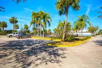 Americas Best Value Inn and Suites Melbourne - Motels