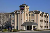 Howard Johnson by Wyndham Salinas - parking
