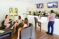 Best Western Plus Hovell Tree Inn - bar