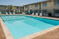Super 8 by Wyndham Beaumont I-10 South/College St - Pools