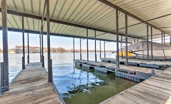 Balcony, Pool & Hot Tub: Cozy Condo in Arkansas!