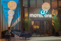 Motel One Dresden am Zwinger Hotels near Cholerabrunnen