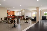 Super 8 by Wyndham Columbus West - parking