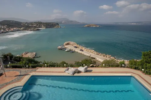 Luxury Seaview Apartment, 1Min Walk from Beach!