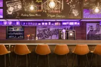 Moxy Dresden Neustadt - Quầy bar