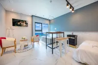 Gangneung We Pension (Anmok Coffee Street) Hotel dekat Sunrise Park