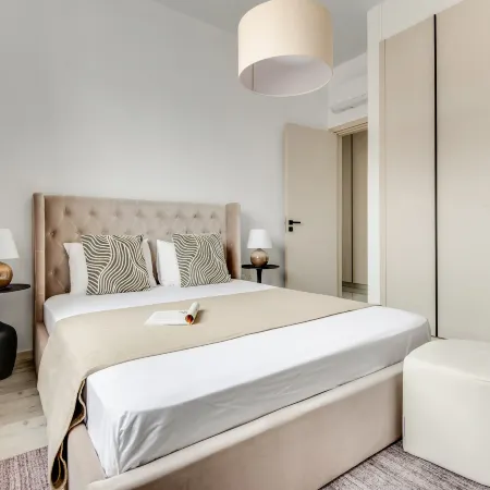 Sanders Premier - Cozy 2 Bdr. Apt. with Balcony