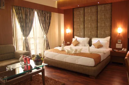 Hotel Pristine Residency Отели рядом с Аэропорт Валлабхаи Патель