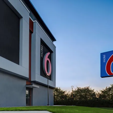 Motel 6 Dallas, TX - Methodist Charlton Medical Ctr.