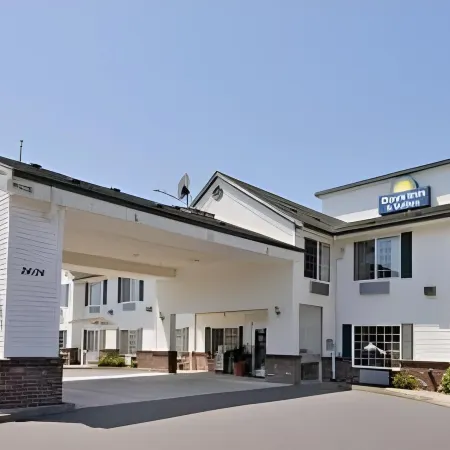 Days Inn & Suites by Wyndham Gresham