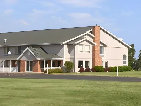 Super 8 by Wyndham Jackson MN