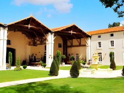 Domaine des Chais Hotels in Pons