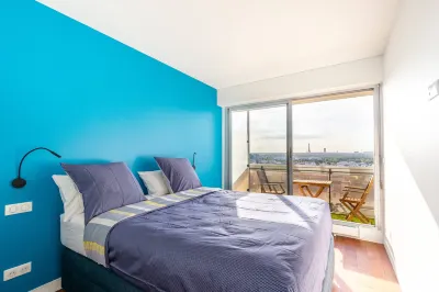 Appartement de luxe avec vue complète sur la ville et piscine