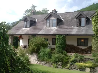 Horseshoe Pass Holiday Lets Hotels near Berwyn Llangollen Railway Station
