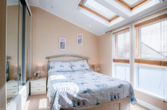 Manor 5 Lodge - 2 Bedroom Lodge - Pendine Hotels in 