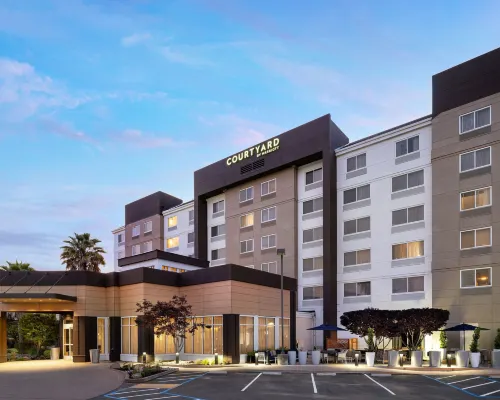 Courtyard San Francisco Airport Burlingame โรงแรมในเบอร์ลิงเกม