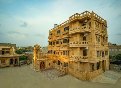 Hotel Golden Rock