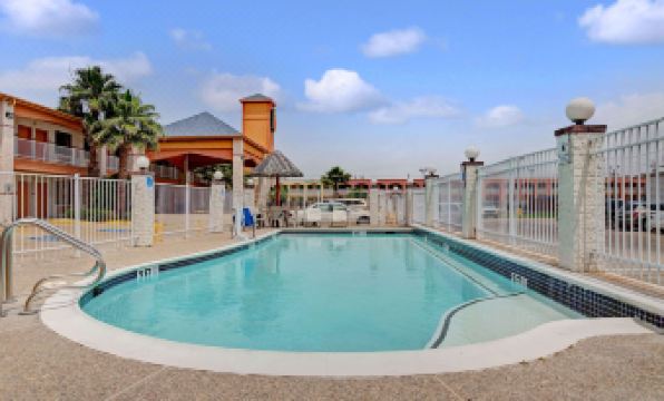 Super 8 by Wyndham Galveston