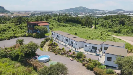 Jeju Joyhouse Отели рядом с достопримечательностью «Shinhwa Theme Park»