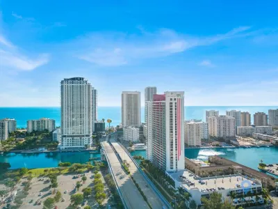 Spectacular Balcony Plus Near Beach, Gym, Pool Hotel di Hallandale Beach