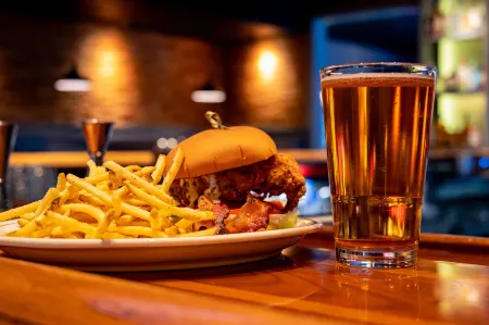 La Quinta Inn & Suites by Wyndham Danbury Отели рядом с достопримечательностью «Мемориальный парк Беннетт»