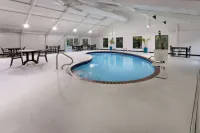 La Quinta Inn & Suites by Wyndham Memphis I-240 - piscina