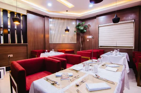 Royal Parklane Hotel Отели в г. Акуре