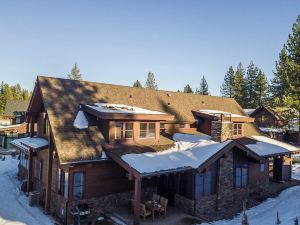 Maple by AvantStay Modern Mountain Home w Cozy Fire Pit 15 Mins Frm Northstar