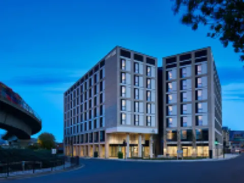 Courtyard London City Airport Hotel dekat Bandara London