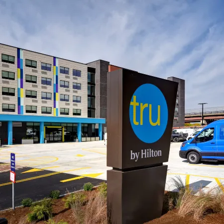 Tru by Hilton Manchester Downtown