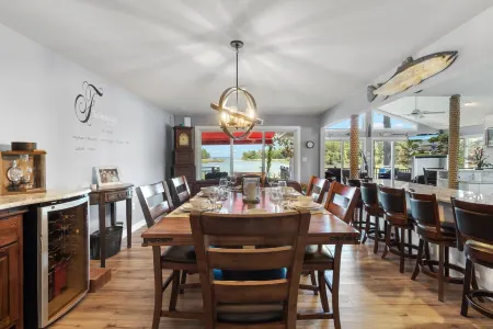 PVT PENINSULA! Hot tub, beach, spectacular views w/huge kitchen!Sleeps up to 21