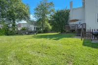 Huckleberry House - 2 Bedroom Apartment Fenced Backyard Hotel dekat North Wales Station