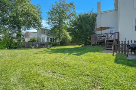 Huckleberry House - 2 Bedroom Apartment Fenced Backyard