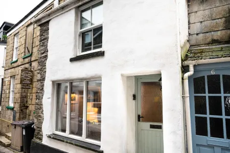 Beautiful cottage seconds from the famous picturesque harbour at Mevagissey