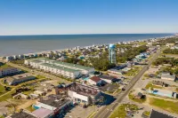 Blue Wolf Retreat! One Block to Beach! Pool, Pets, and Walk to groceries & more!