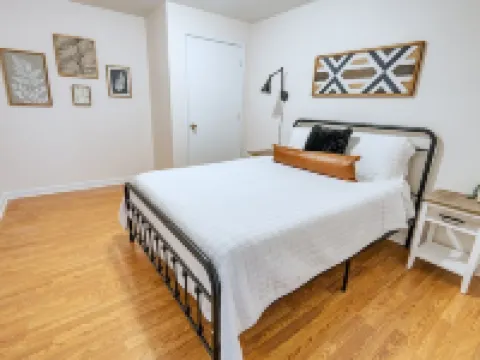 Spacious Hideaway w/ hot tub and creek- 1 mile from beautiful Watauga Lake 約翰遜縣酒店