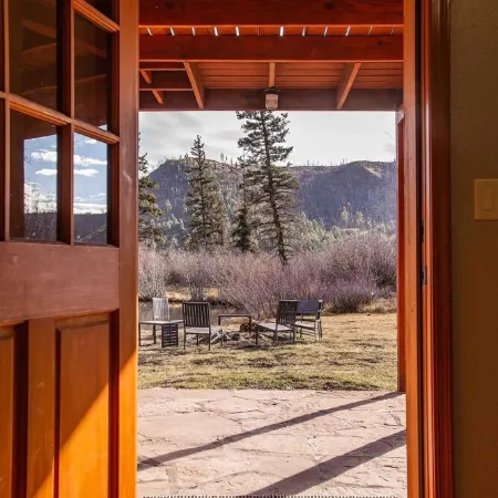 Secluded Cabin, Private Pond, Walk to Restaurants, 2 Separate Sleeping Units