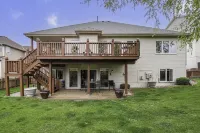 Large Cozy Retreat in West Omaha, Family Friendly with Game Rec Room!