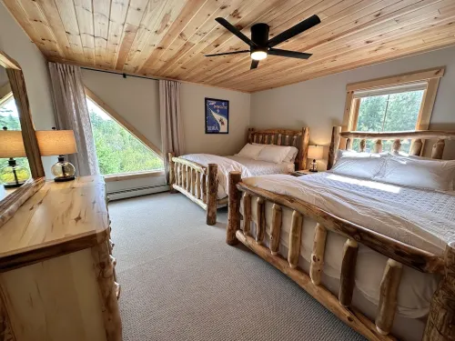 Songo Chalet - Sleeps 12. Hot Tub. in Bethel, 10 Min from Sunday River!