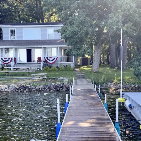 Grey Wolf Family Style Cottage on Wolf Lake Waterfront