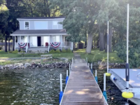 Grey Wolf Family Style Cottage on Wolf Lake Waterfront