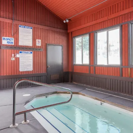 3 BR, 3 Bath sleeps 10. Next to Giant Steps Lodge. Ski in/out